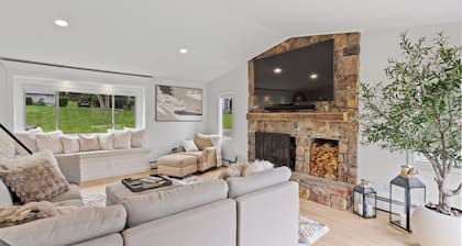 Beautiful and Spacious Home with WiFi and AC in delightful Narragansett