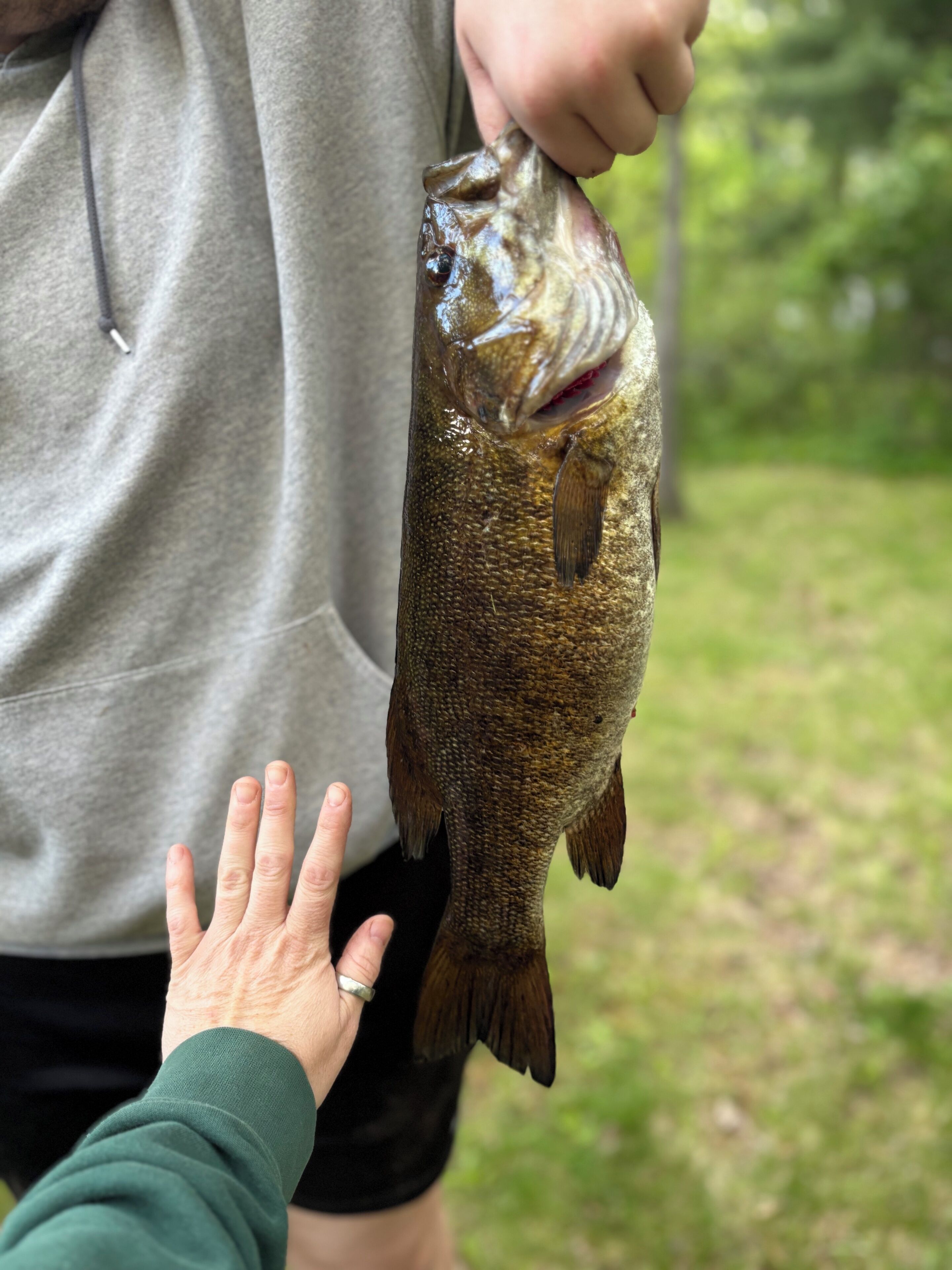 Une personne tenant un poisson.