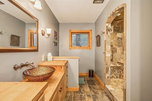Serene Dog-friendly Riverfront Cabin with Kayaks in Pine City - Perfect Getaway