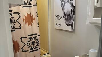 Asciugamani, sapone, carta igienica