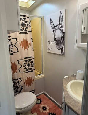 Pyyhkeet, saippua, vessapaperi