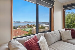 Hus – comfort, utsikt mot bukt | Oppholdsområde | En 50-tommers smart-TV med digitale kanaler samt Netflix