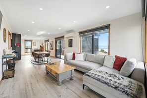 บ้านคอมฟอร์ท, วิวอ่าว | บริเวณนั่งเล่น | สมาร์ททีวี 50 นิ้ว พร้อมช่องดิจิตอล, Netflix, บริการสตรีมมิ่ง