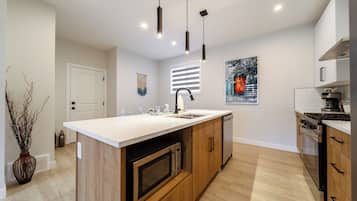 Geladeira, micro-ondas, fogão, cooktop