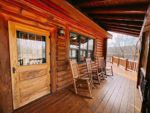 Rim Shoals River Cabin - private boat dock, walk-in fishing access sleeps 14