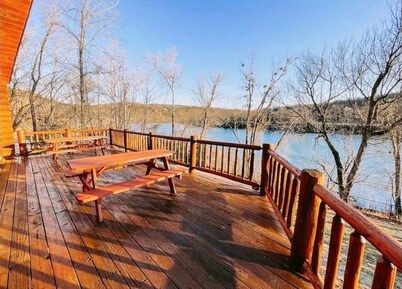 Rim Shoals River Cabin - private boat dock, walk-in fishing access sleeps 14