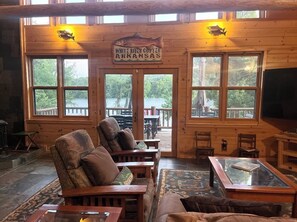 TV connectée, cheminée, livres