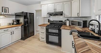 Trendy 3 bdrm, lakeside trails, 20 min to Toronto!