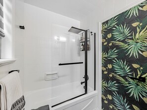 Haartrockner, Handtücher, Seife, Toilettenpapier