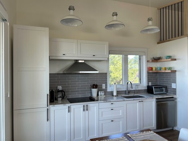 Réfrigérateur, four à micro-ondes, un four, surface de cuisson