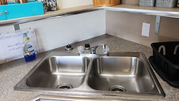 Fridge, cookware/dishes/utensils