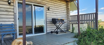 Cabin on the Coulee Farm: Log Cabin Glamping