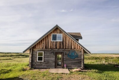 Cabin on the Coulee Farm: Log Cabin Glamping