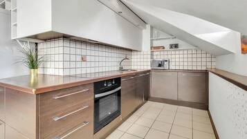 Micro-ondas, fogão, lava-louças