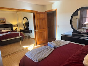 3 chambres, fer et planche à repasser, Wi-Fi, draps fournis