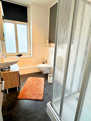 Dusche, Haartrockner, Handtücher, Toilettenpapier