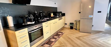 Een koelkast, een magnetron, een oven, een kookplaat