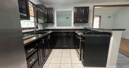 The Anglers Basecamp! Newly remodeled 2-bedroom house in Panacea