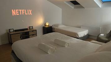 Escritorio, tabla de planchar con plancha, wifi gratis y ropa de cama