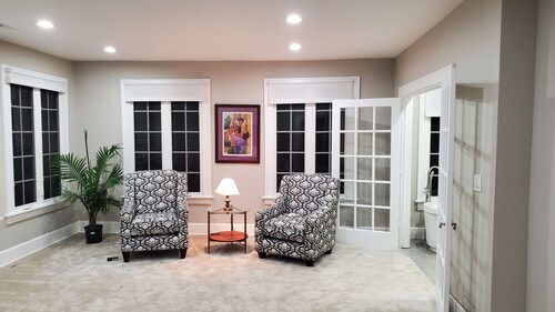 Charming Historic Retreat in the heart of Old Town East - Walk to Downtown.