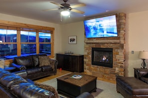 TV connectée, cheminée, livres