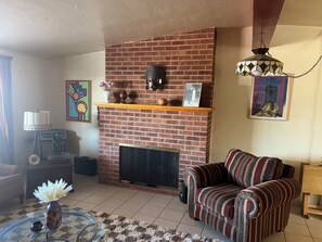 Smart TV y chimenea 