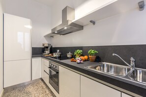 Een koelkast, een microgolfoven, een oven, een vaatwasser