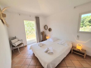 4 chambres, fer et planche à repasser, lit de bébé portatif