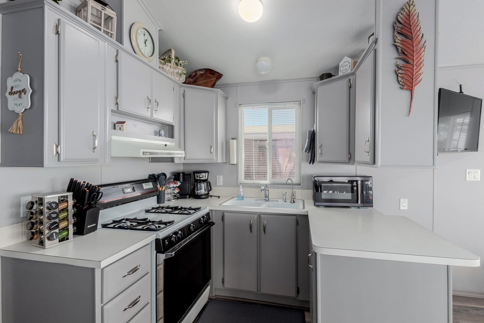 冷蔵庫、電子レンジ、オーブン、コンロ