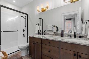 Douche, sèche-cheveux, serviettes fournies, savon