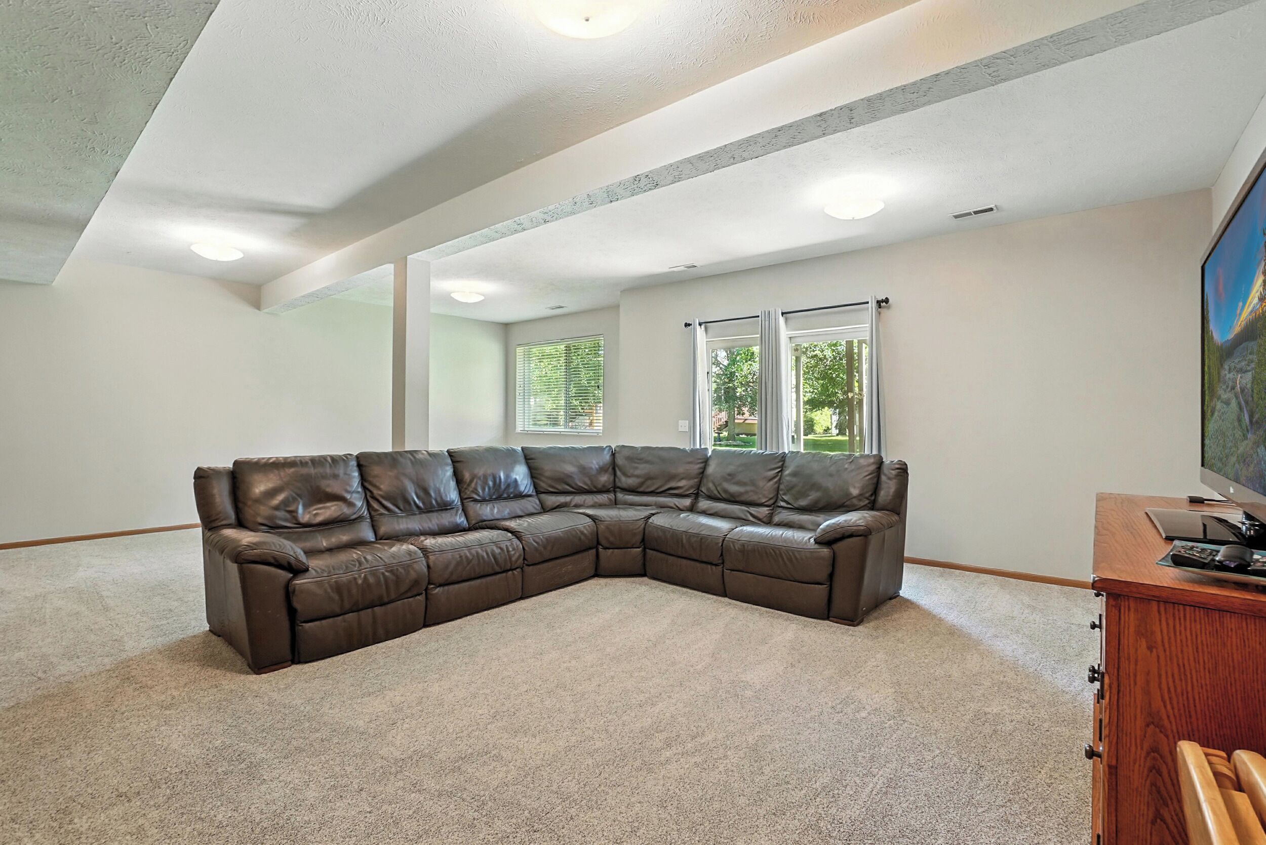 Smart TV, fireplace, DVD player