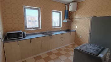 Frigorifero, microonde, piano cottura, bollitore elettrico