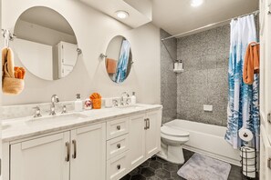 Haartrockner, Handtücher, Seife, Shampoo