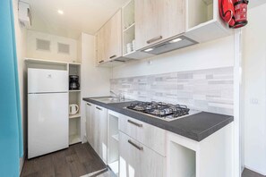 Réfrigérateur, plaque de cuisson, cafetière/bouilloire