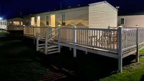 Une rangée de maisons mobiles dotées de rampes blanches et d’un escalier menant à l’entrée.