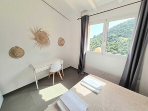 1 bedroom, iron/ironing board, travel cot, free WiFi