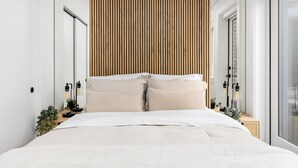 Ein modernes Schlafzimmer mit einem großen Bett, einem Kopfteil aus Holzleisten, Nachttischlampen und Blick ins Freie.