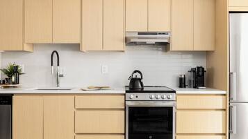 Toaster, blender, cookware/dishes/utensils, spices