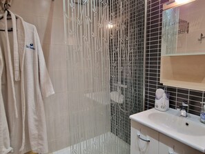 Bathroom - Sea View T2 Apartment, Loggia, Shared Parking in Banyuls (Banyuls-sur-Mer)