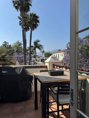 Outdoor dining - 1 bedroom condo in enchanting Santa Barbara by the water! (Santa Barbara)