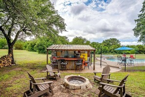 Outdoor dining - Spacious Lakeview Oasis with Pool + Hot Tub (Clifton)