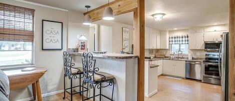 Frigorifero, microonde, forno, piano cottura