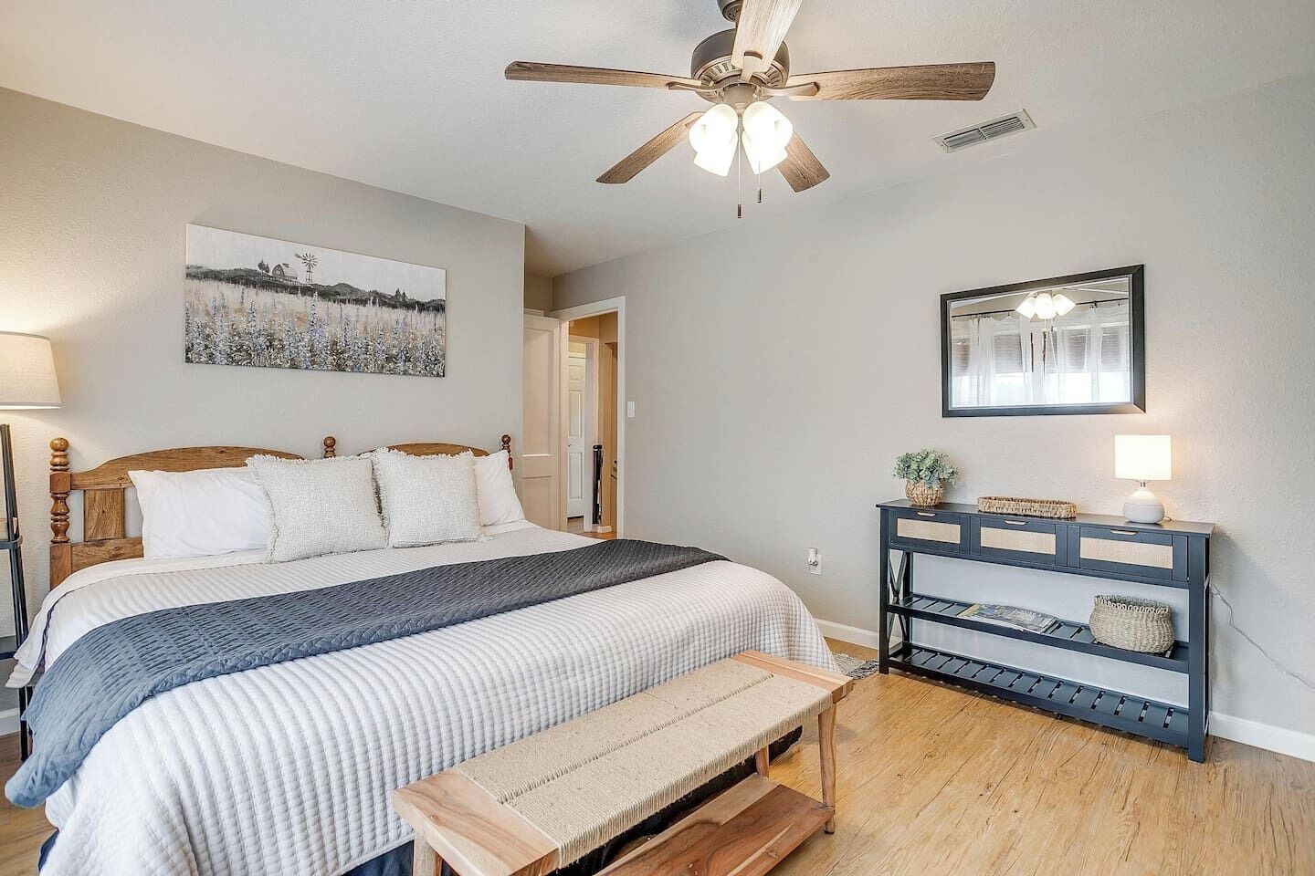 4 habitaciones, tabla de planchar con plancha y cuna de viaje 