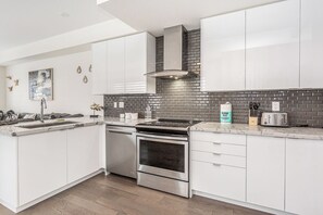 Private kitchen - Toronto Luxury Home away from Home (Toronto)