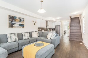 Living area - Toronto Luxury Home away from Home (Toronto)