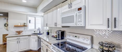 Réfrigérateur, four à micro-ondes, un four, surface de cuisson