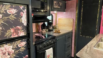 Micro-ondes, four, plaque de cuisson