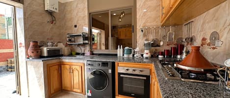 Réfrigérateur, four à micro-ondes, un four, surface de cuisson