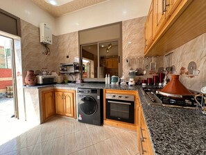 Fridge, microwave, oven, stovetop - Charming 4-bedroom villa in enchanting مراكش with WiFi, AC.pool (مراكش)