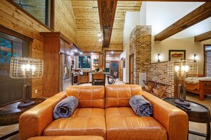 Smart TV, chimenea y estéreo 